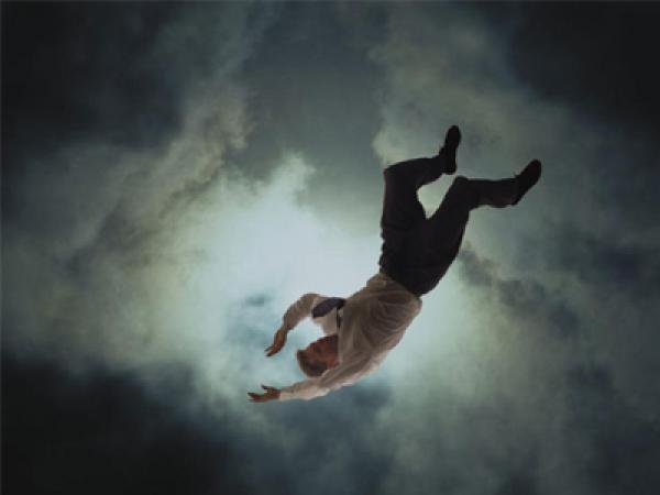 مؤلم... سقوط ستيني من فوق سطح يُعَجِّل بوفاته على الفور