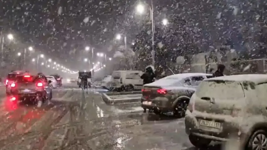 بعد سنوات من الغياب.. الثلوج تكسو مدينة وجدة وتنعش فرحة الساكنة