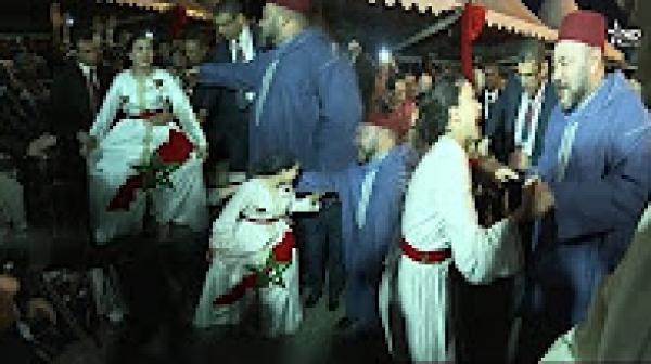 فتاة مغربية تستقبل الملك محمد السادس بقفطان جميل يحمل خارطة المغرب بأبيدجان