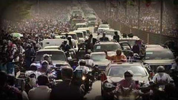 مرافقة الملك محمد السادس لدى توجهه لمقر اقامته بدكار السنغالية