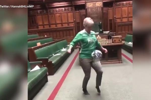 بالفيديو..  نائبة تستعرض مهاراتها الكروية تحت قبة البرلمان