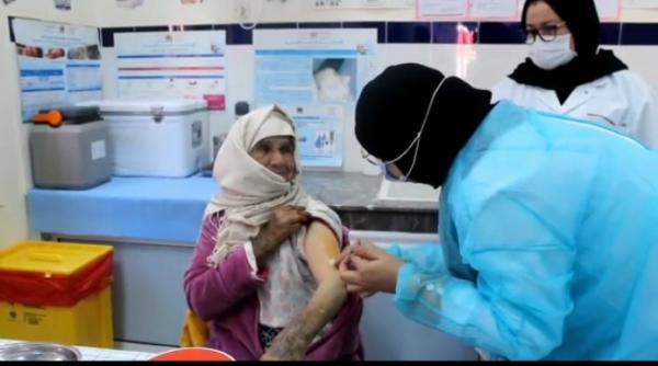 بالفيديو: شاهد مسنة مغربية تبلغ 92 سنة من عمرها تتلقى أول جرعة من لقاح كورونا باقليم بني ملال