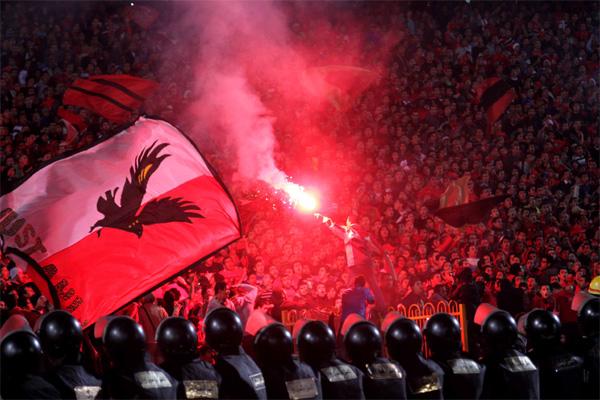 أولتراس الأهلي تثير الشغب بملعب سانية الرمل و تشتبك مع الشرطة المغربية (الفيديو)