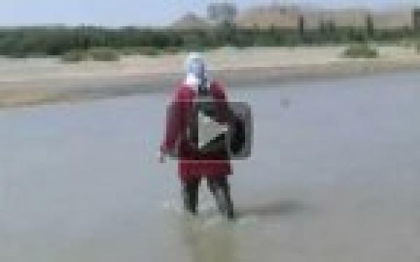 معلمة تعبر واد ملوية يوميا 