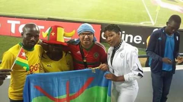 الشاب "أزنزار" .. مشجع مغربي غامر بحياته لمساندة الأسود بالغابون