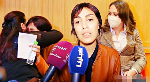 بوجه مكشوف: الصحفية "حفصة بوطاهر" تنهار أمام الحضور بعد كشف تفاصيل مؤلمة حول تعرضها لـ"اعتداء جنسي" (فيديو)