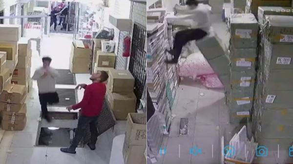 شاب يسقط في حفرة خلال انشغاله بهاتفه(فيديو)