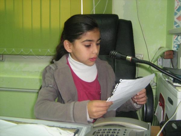 برامج إذاعية مدرسية مهنية يقدمها أطفال بتطوان حول مناسبة عيد العرش المجيد