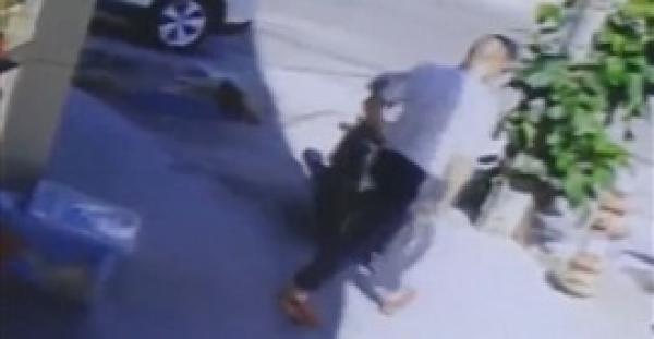 بالفيديو .. لحظة تخلى رجل عن طفله أمام دار أيتام