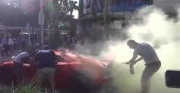 بالفيديو.. عامل يتسبب في إشعال النيران في سيارة لمبرجيني