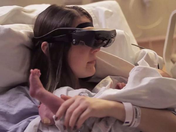 بالفيديو .. «كفيفة» ترى رضيعها لأول مرة من خلال «نظارات» خاصة