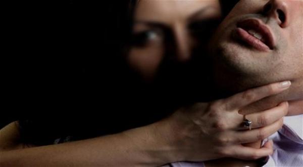 مجموعة نساء يغتصبن شاباً في بريطانيا