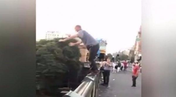 بالفيديو: لحظة قفز مغامر من أعلى جسر باتجاه نهر في مدينة ملبورن