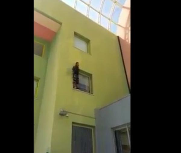 بالفيديو ...مغربي يصنع الحدث بإيطاليا بعدما هدد برمي نفسه من إحدى نوافذ "الكوميساريا" لسبب غريب