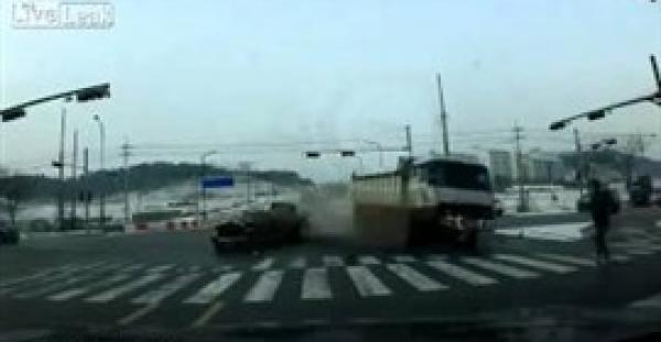 بالفيديو.. خطوة تنقذ شابا من موت محقق