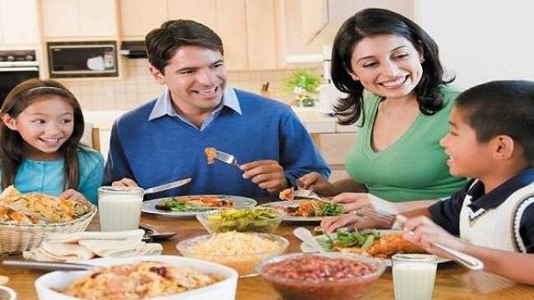 حكم الكلام أثناء الطعام