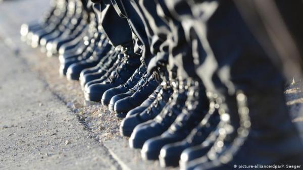 جنود ألمان اضطروا لشراء أحذيتهم بنفسهم، والسبب..!