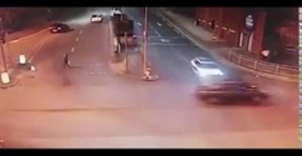 بالفيديو والصور.. مخمور يتسبب في حادث تصادم مروع بعد تجاوز الإشارة