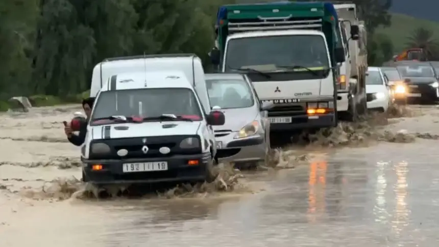فيضان واد جمعة يشل حركة السير بالطريق الوطنية رقم 8 بين فاس وتاونات