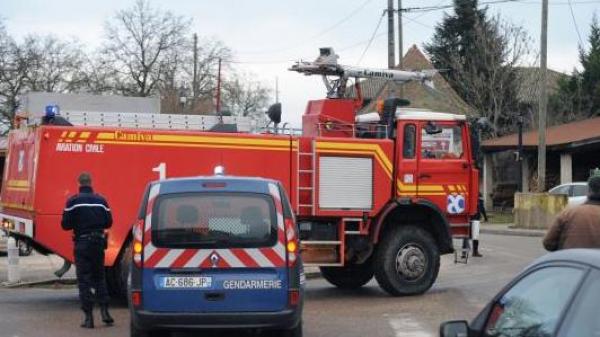 وصول رجال المطافئ و الدركيين لمكان وقوع الحادث