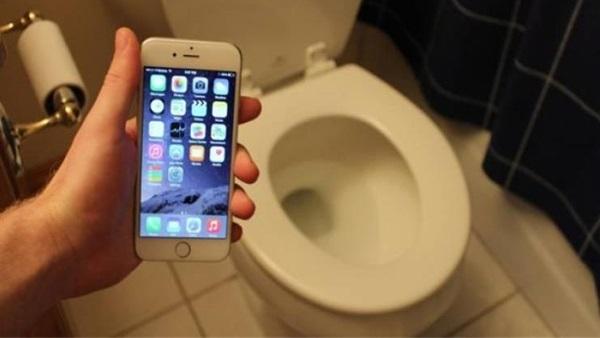 حذاري من استخدام الهاتف في المرحاض ..هذا هو المرض الذي يسببه