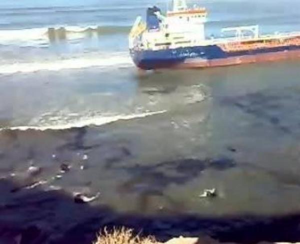 كارثة بيئية خطيرة تهدد الشواطئ المغربية بسبب الباخرة الجانحة 