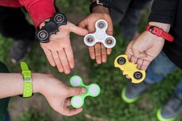 التحذيرات العالمية من خطورة لعبة "سبينر" متواصلة والمغاربة في "دار غفلون"