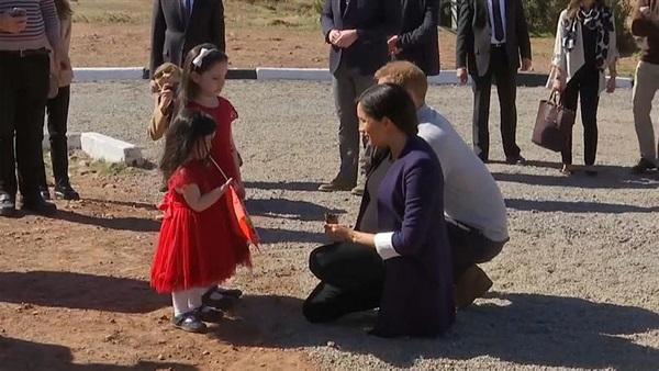 فيديو يظهر تواضع أمير بريطانيا و زوجته عند لقائهما بطفلتين مغربيتين بمنطقة أسني