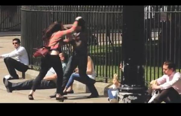 بالفيديو... هذا ما يحصل عندما تعنف مرأة رجلاً في شارع عام