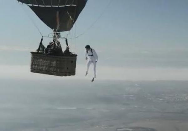 بالفيديو: مغامرون يتحدون الموت بالمشي على "الهواء"