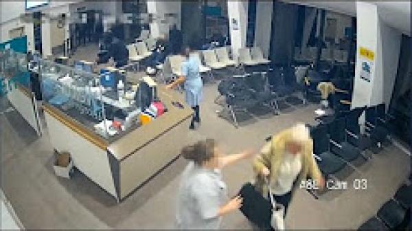 شاهد: مسلح يعتدي على غرفة انتظار في مستشفى والممرضة تتصدى له