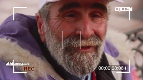 متشرد مثقف يوجه طلبا مؤثرا لكل الناس !!