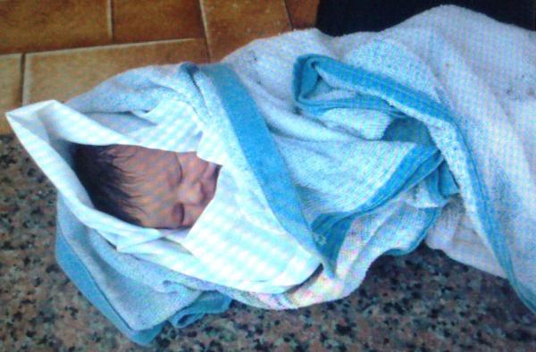 فيديو يدمي القلب..مواطنون يعثرون أثناء خروجهم لأداء صلاة الفجر بالقليعة على رضيع متخلى عنه