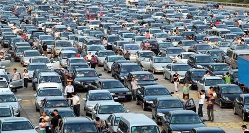 الأطول في العالم .. ازدحام مروري استمر 12 يوماً وامتد 100 كيلومتر