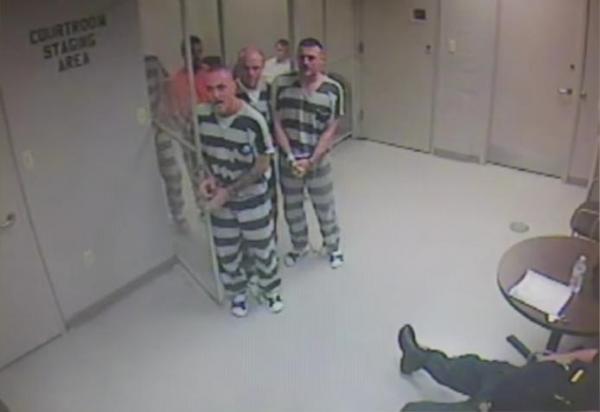 بالفيديو: سجناء يتمكنون من الخروج من زتزانتهم لإنقاذ سجانهم