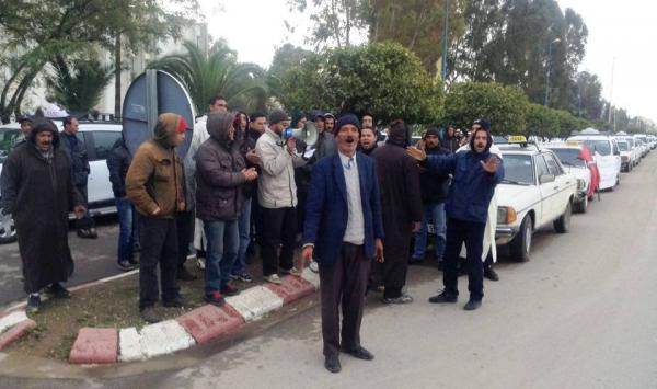 اعتصام سائقي "الطاكسيات" يدخل  أسبوعه الثاني و عامل خريبكة في عطلة