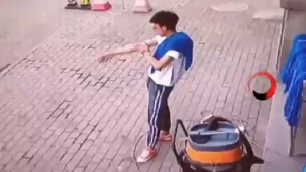 سرعة بديهة شاب تنقذه من موت محقق (فيديو)