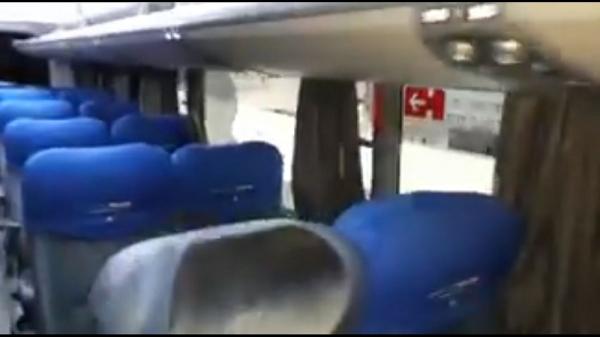 لحظة رجم حافلة بوكا جونيورز ومشاهد تكشف حجم الخسائر التي لحقتها