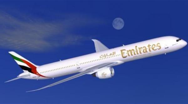 دبي: آسيوي يحاول فتح باب طائرة خلال تحرّكها