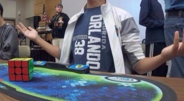 بالفيديو: فتى يحقق رقماً عالمياً جديداً في حل مكعب روبيك