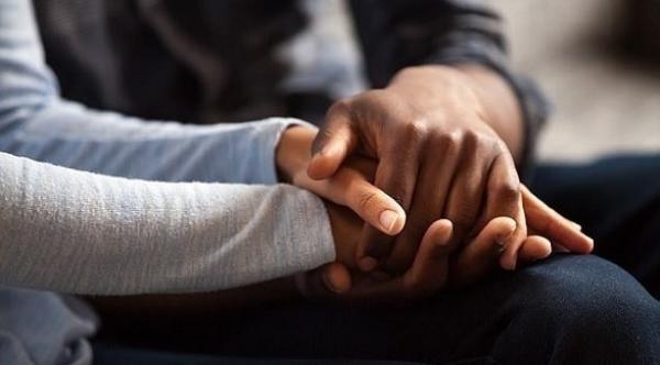 الإمساك بيد من تحب يقلل بشكل كبير من مستوى الألم