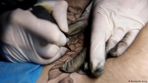 أنفقت آلاف الدولارات وغيرت لون مقلتها باستخدام الوشم.. والنتيجة صادمة