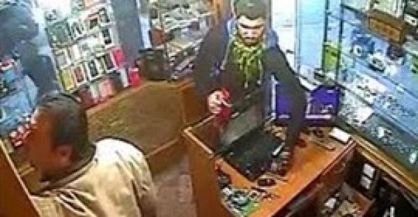 بالفيديو.. شفار  يغافل بائعا ويسرق هاتفا في لمح البصر