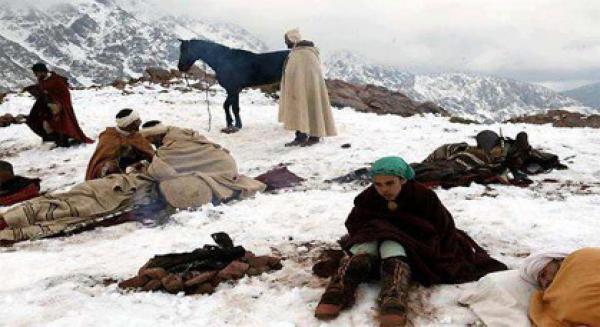 المغاربة تنادوا عبر مواقع التواصل لنجدة قرية انفكو التي تشكو البرد والعزلة