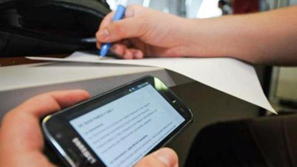 أستاذ يبتكر حيلة ذكية لضبط الطلاب الذين يغشون في الامتحان