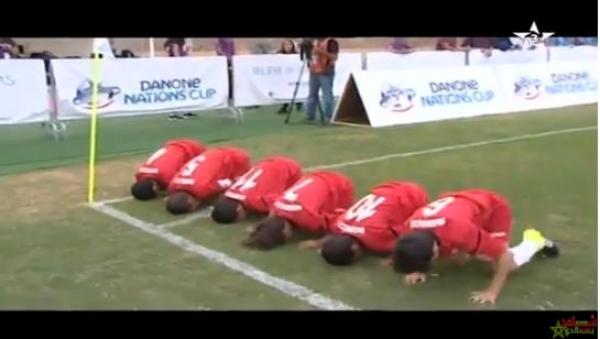 سجود جماعي لبراعم المنتخب المغربي في كأس دانون