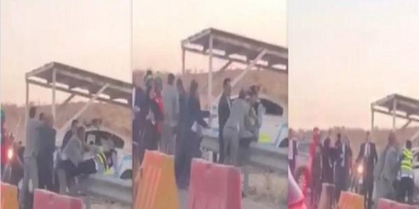 بالفيديو.. أهالي يعتدون على رجل مرور بالاردن بعد إيقافه لموكب زواج