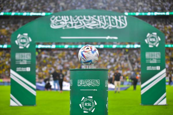 السعودية تواصل استقطاب النجوم والدور هذه المرة على أحد أشهر المعلقين العرب