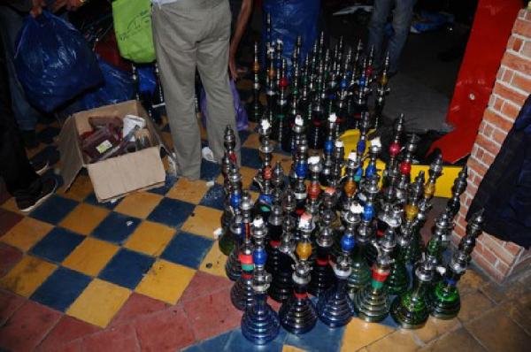 الأمن يداهم مقهى للشيشا ويحجز مجموعة من قنيات النرجيلة ويوقف مشتبه فيهم بالتحريض على الفساد