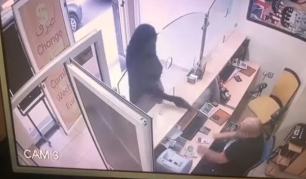 فيديو مثير..."منقبة" تنفذ عملية سطو مسلح على وكالة صرف عملات بالحسيمة